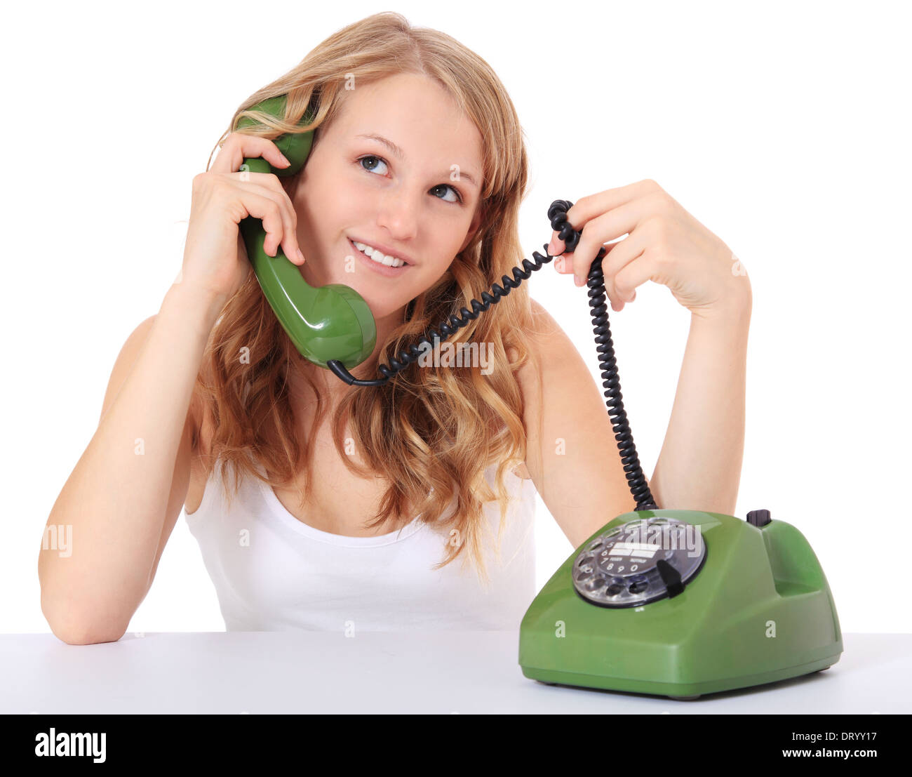 Attraktives Mädchen mit Retro-Telefon mit Wählscheibe. Alle auf weißem Hintergrund Stockfoto