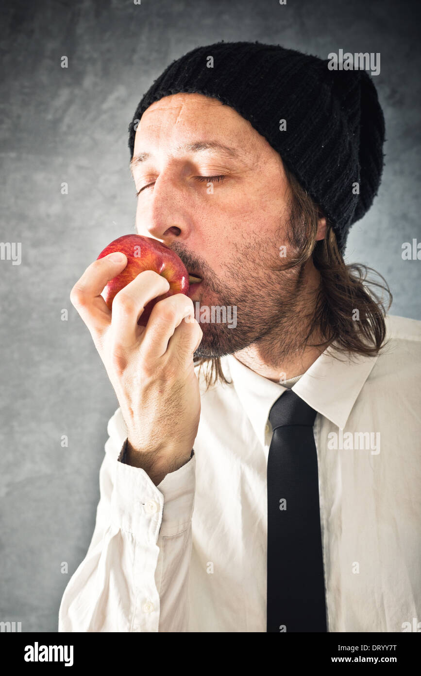 Kaufmann Essen roten Apfel. Gesunde Ernährung-Konzept. Stockfoto