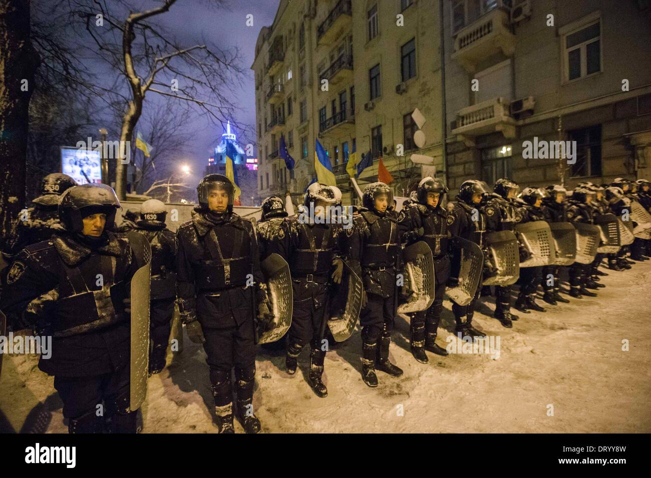 Menschen Sie 9. Dezember 2013 --Protest vor Barrikaden am Platz der Unabhängigkeit am Dezember 2013 in Kiew, Ukraine. Massiven Protestaktionen begann nach dem Präsidenten der Ukraine Victor Yanukovych weigerte sich das Assoziierungsabkommen mit der Europäischen Union. . Inneren Truppen blockiert das Zentrum von Kiew in Kiew, Ukraine, am 9. Dezember 2013. (Kredit-Bild: © Maksymenko Oleksandr/NurPhoto/ZUMAPRESS.com) Stockfoto