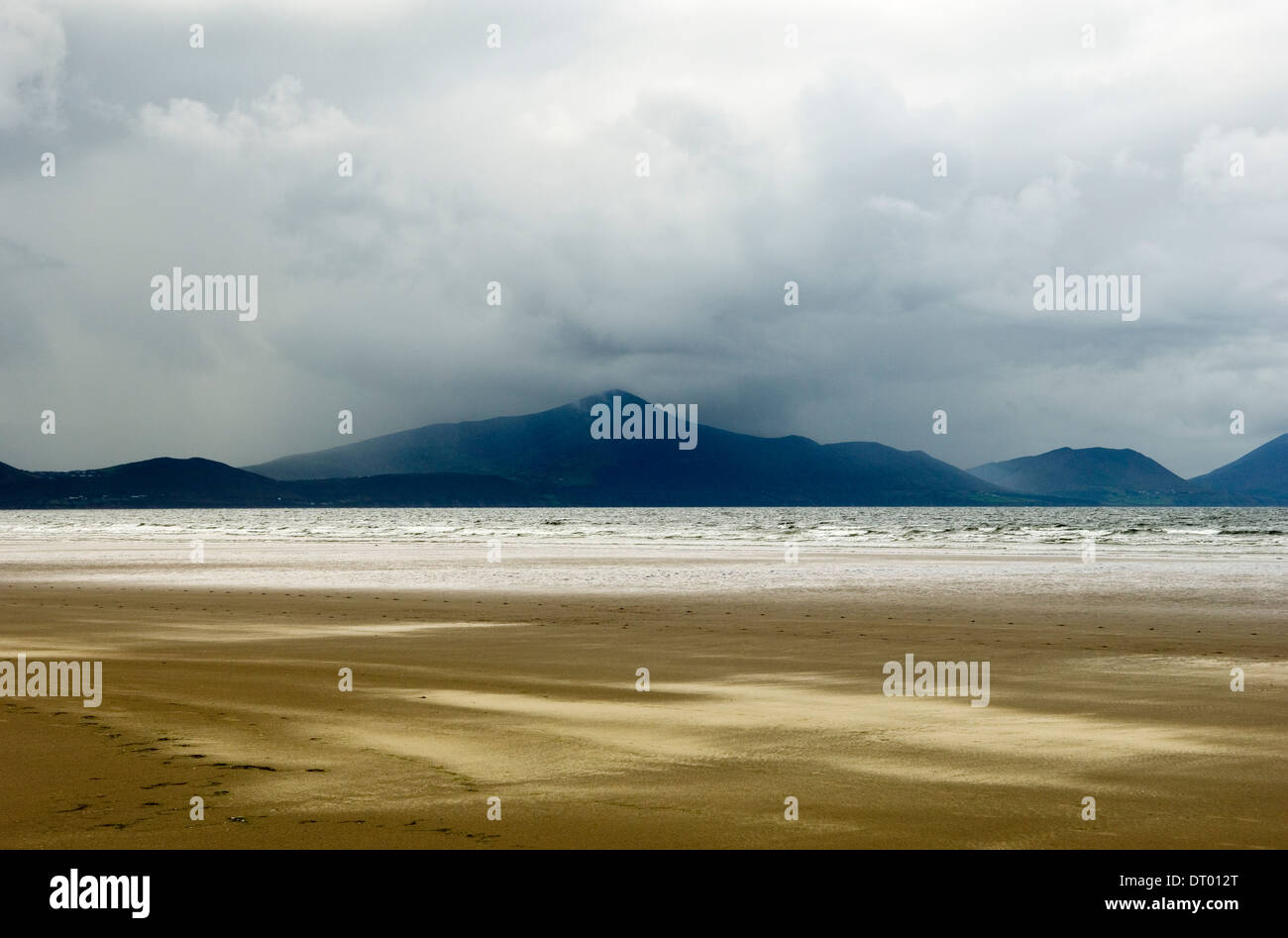 Inch Strand, County Kerry, Irland. Blick nach Süden über Dingle Bay in Richtung der Berge des Ring of Kerry. Stürmisches Wetter. Stockfoto