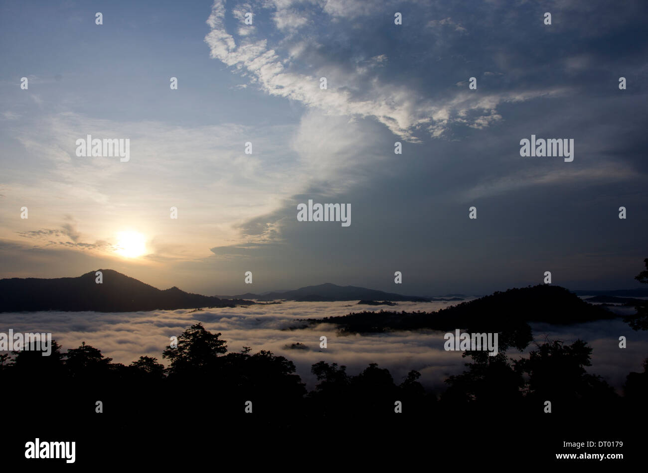 Sonnenaufgang über dem niedrigen Wolken Tal, Danum Valley, Ost-Malaysia, Sabah, Borneo Stockfoto
