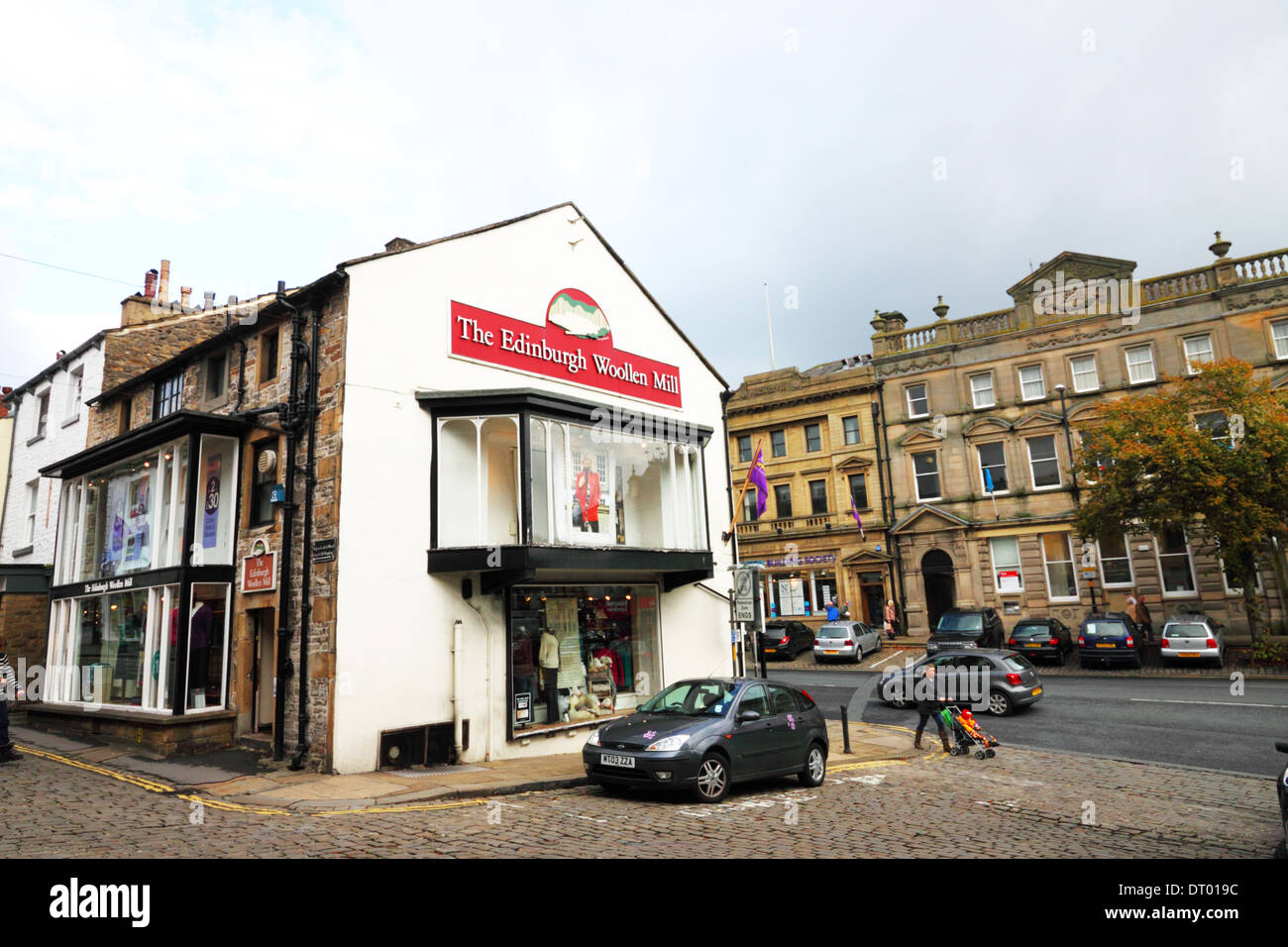 Eine Straße in der nördlichen Stadt mit einem Edinburgh Woollen Mühle Shop. Stockfoto