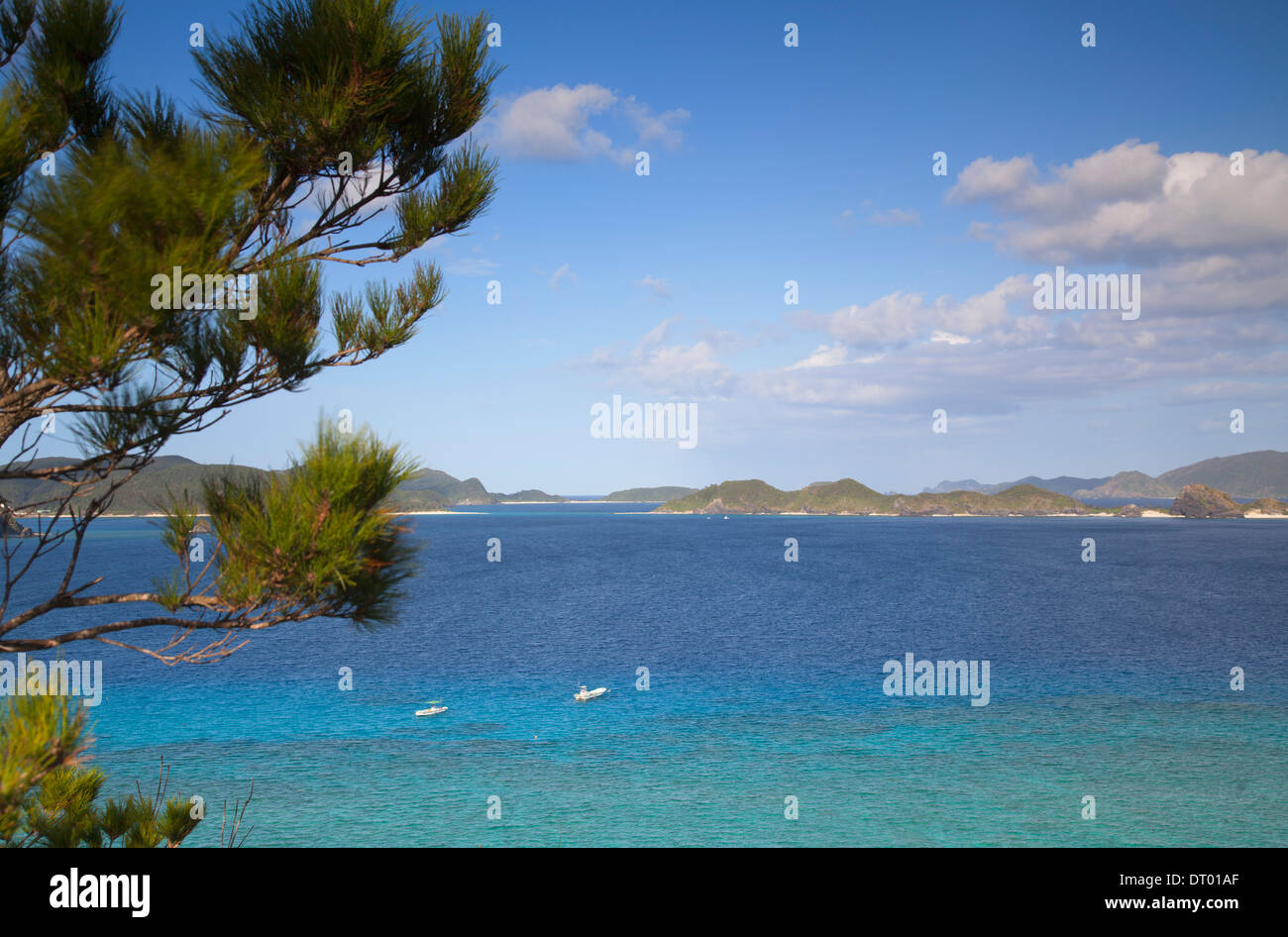 Blick auf die Insel Zamami aus Aka Insel, Kerama Inseln, Okinawa, Japan Stockfoto