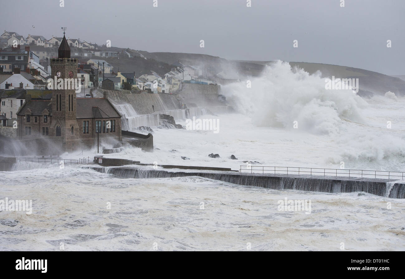 Sturm erzeugen riesige Wellen, die in Porthleven, verursacht viel Schaden an den Hafen, Strukturen und sinkende Schiffe zu zerschlagen Stockfoto