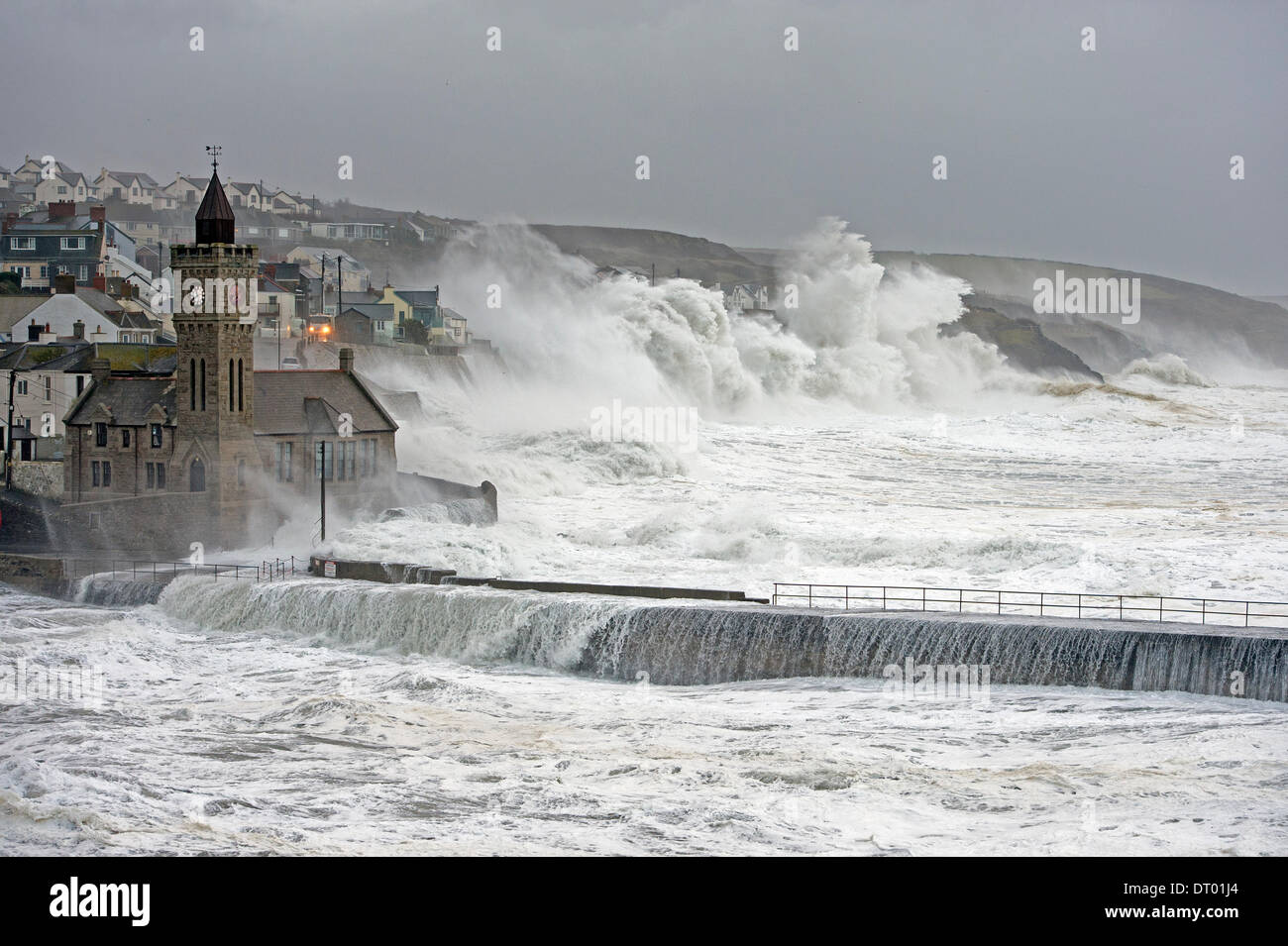 Sturm erzeugen riesige Wellen, die in Porthleven, verursacht viel Schaden an den Hafen, Strukturen und sinkende Schiffe zu zerschlagen Stockfoto