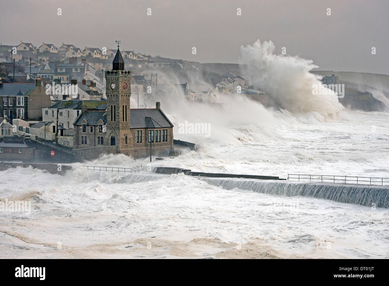 Sturm erzeugen riesige Wellen, die in Porthleven, verursacht viel Schaden an den Hafen, Strukturen und sinkende Schiffe zu zerschlagen Stockfoto