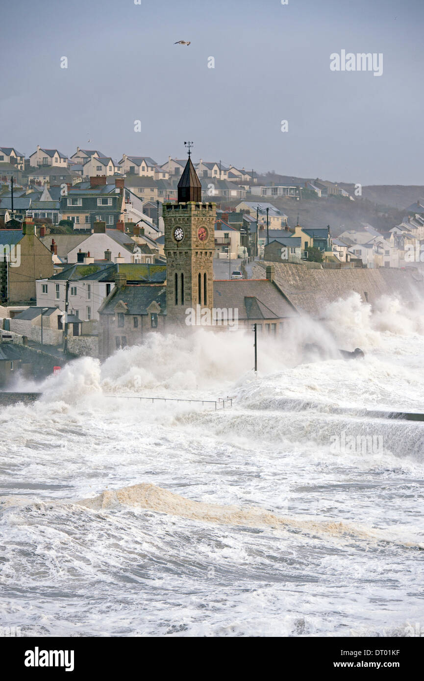 Sturm erzeugen riesige Wellen, die in Porthleven, verursacht viel Schaden an den Hafen, Strukturen und sinkende Schiffe zu zerschlagen Stockfoto