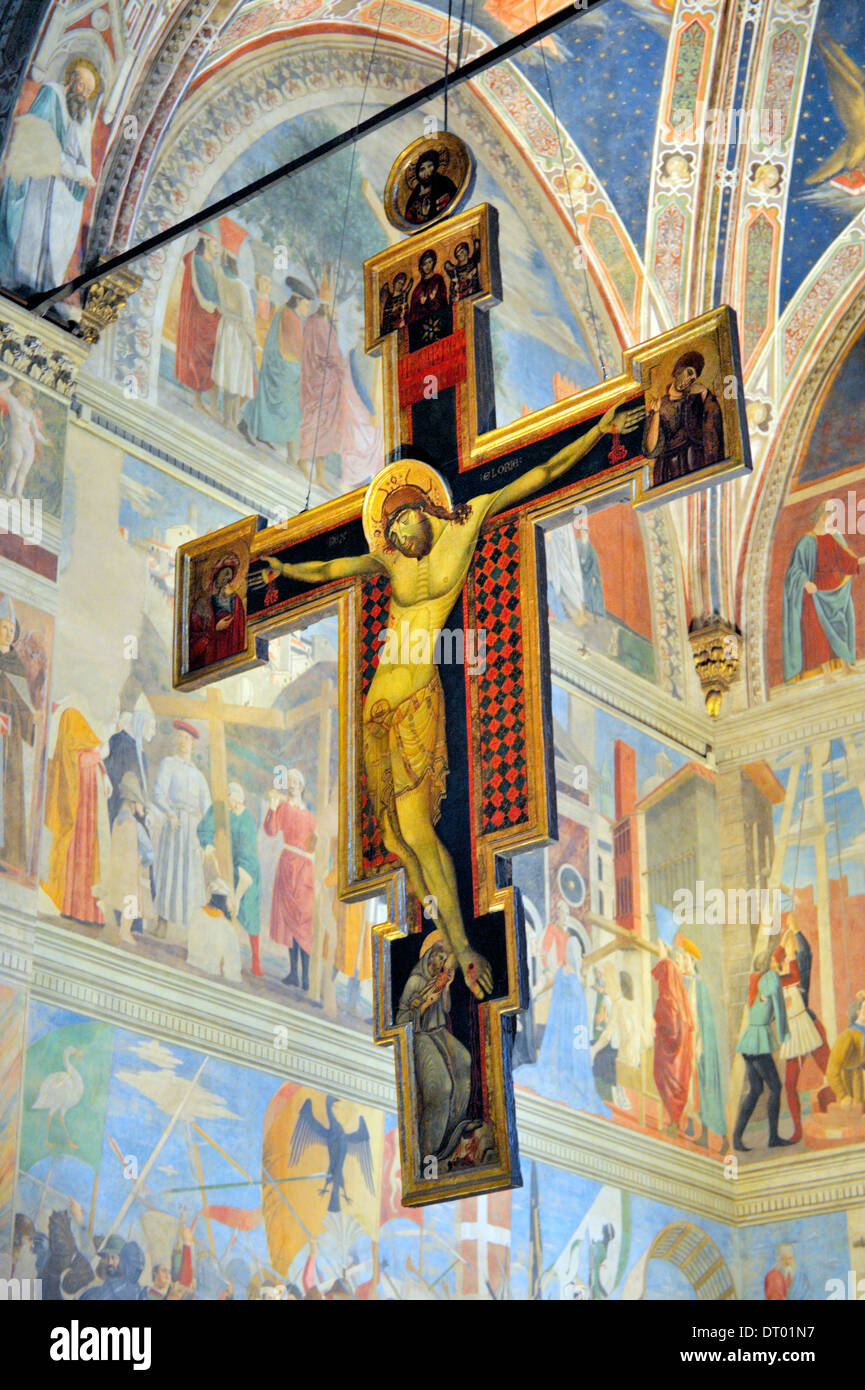 Arezzo, Italien. Kirche von San Francesco. 12 C. Kruzifix von Meister von San Francesco vor Wandbild Legende des wahren Kreuzes Stockfoto