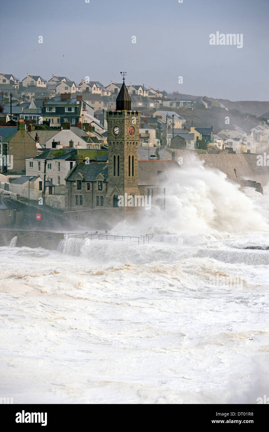 Sturm erzeugen riesige Wellen, die in Porthleven, verursacht viel Schaden an den Hafen, Strukturen und sinkende Schiffe zu zerschlagen Stockfoto