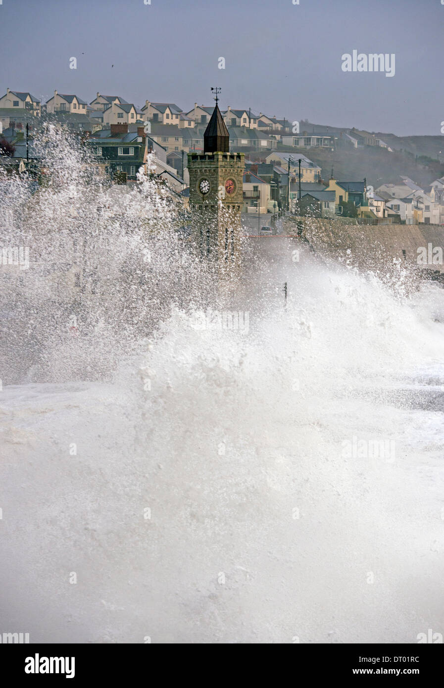 Sturm erzeugen riesige Wellen, die in Porthleven, verursacht viel Schaden an den Hafen, Strukturen und sinkende Schiffe zu zerschlagen Stockfoto