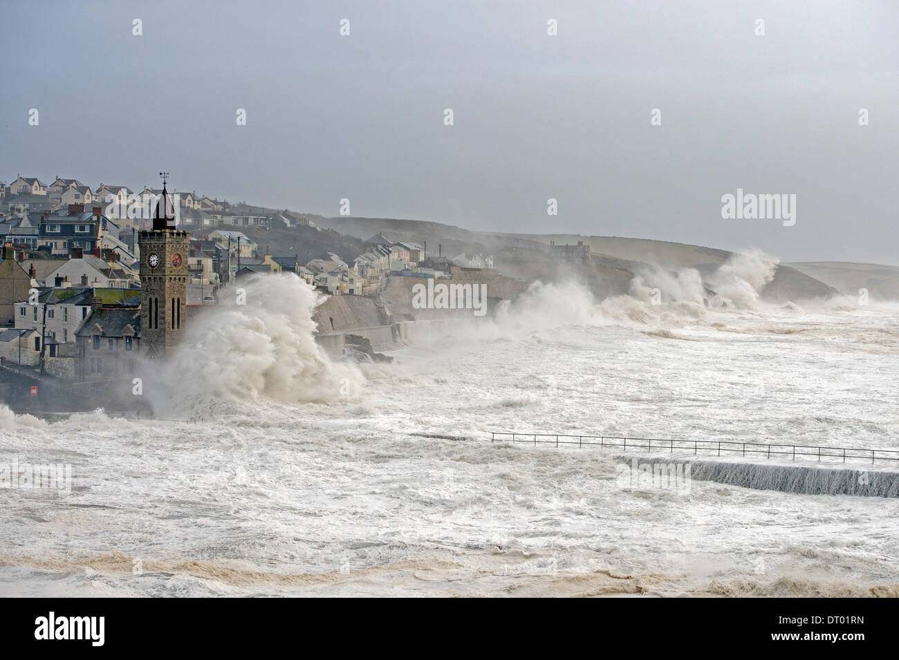 Sturm erzeugen riesige Wellen, die in Porthleven, verursacht viel Schaden an den Hafen, Strukturen und sinkende Schiffe zu zerschlagen Stockfoto