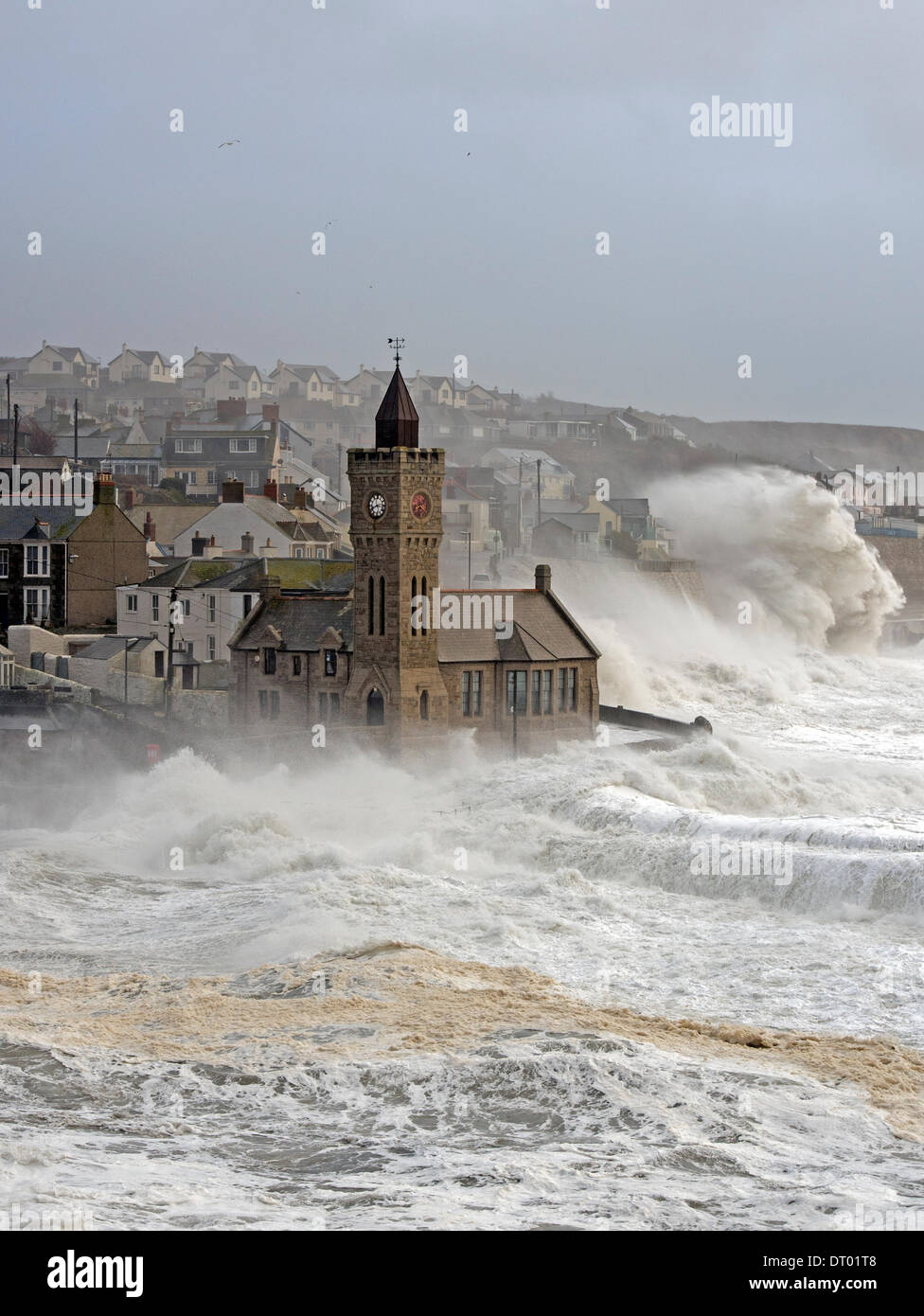 Sturm erzeugen riesige Wellen, die in Porthleven, verursacht viel Schaden an den Hafen, Strukturen und sinkende Schiffe zu zerschlagen Stockfoto