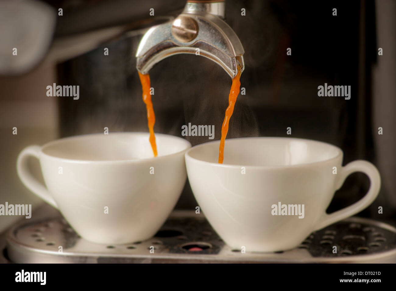 Abgabe in Tassen Espresso-Maschine. Stockfoto