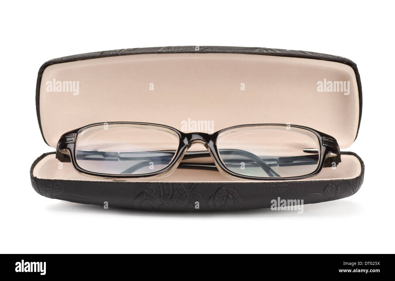 Klassiker-Brille im Fall isoliert auf weiss Stockfoto