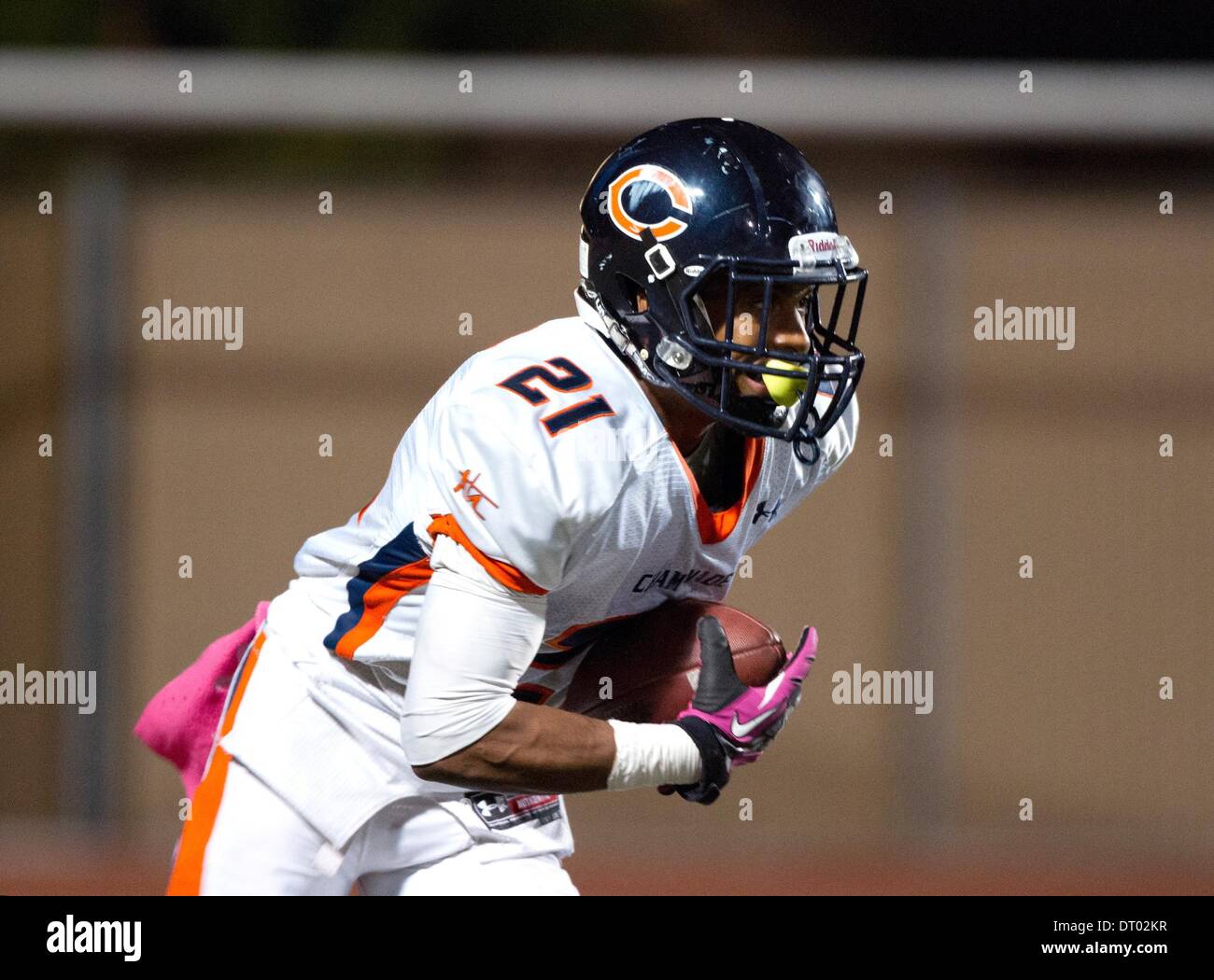 Los Angeles, CA, USA. 11. Oktober 2013. 11. Oktober 2013 Los Angeles, Kalifornien. Chaminade Adler und Colorado Buffaloes verbale Commit Runningback (21) sucht Donovan Lee, die Zimmer während eines Fußballspiels zwischen Chaminade Eagles und die Kathedrale Phantome an der Cathedral High School in Los Angeles, Kalifornien. Chaminade gewann das Spiel 48-7. (Obligatorische Credit: Juan Lainez / MarinMedia / Cal Sport Media) © Csm/Alamy Live-Nachrichten Stockfoto