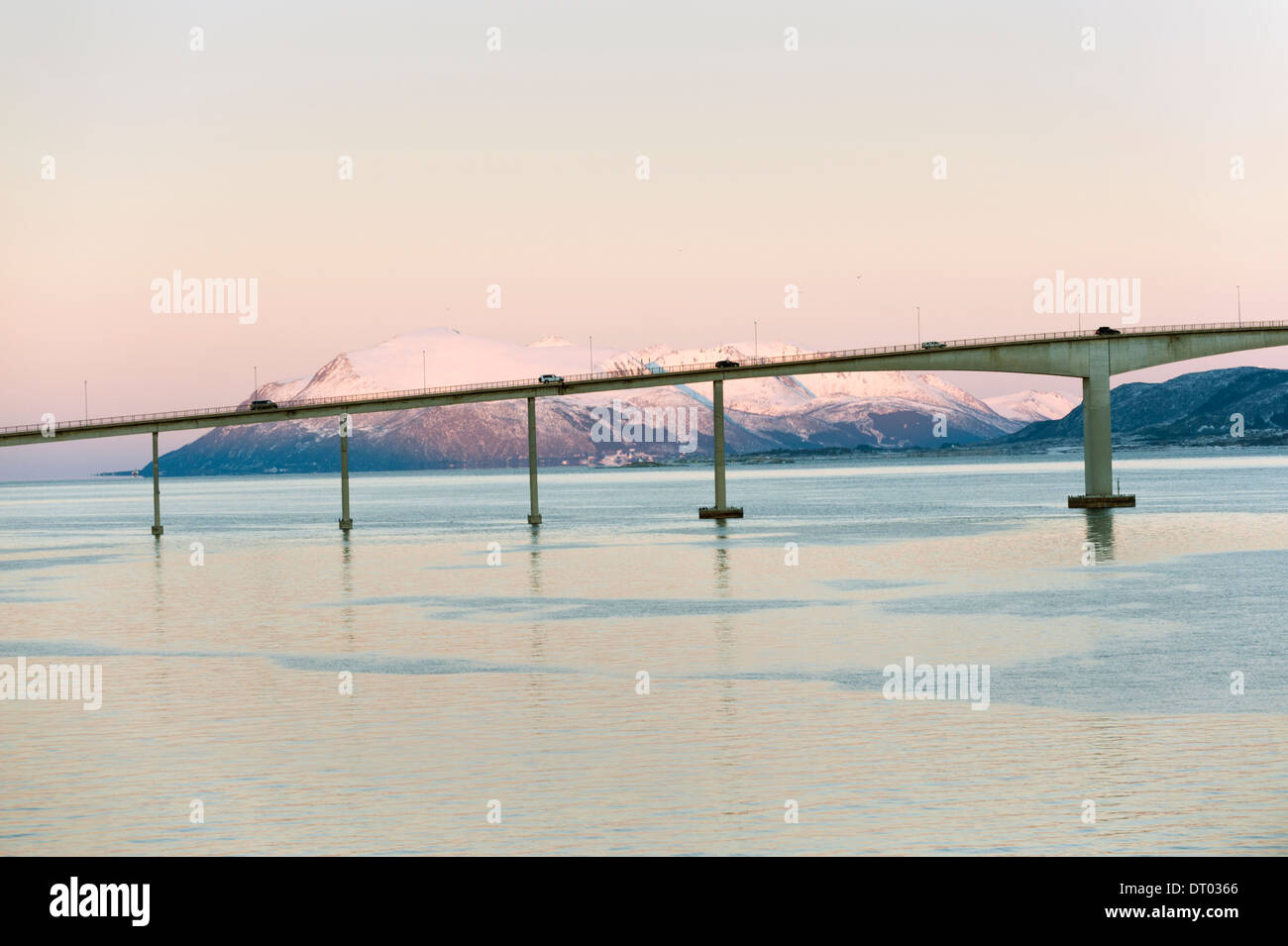 Ein Blick auf die anmutige Straße Brücke bei Sortland, Nordland County, åsarp Region, Norwegen Stockfoto