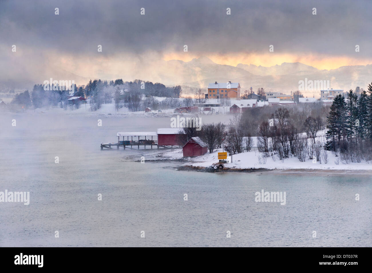 Winter-Szene von Schnee und Nebel an der norwegischen Küste in der Nähe von Finnsnes, Troms Grafschaft, Norwegen, vom Kreuzfahrtschiff aus gesehen Stockfoto