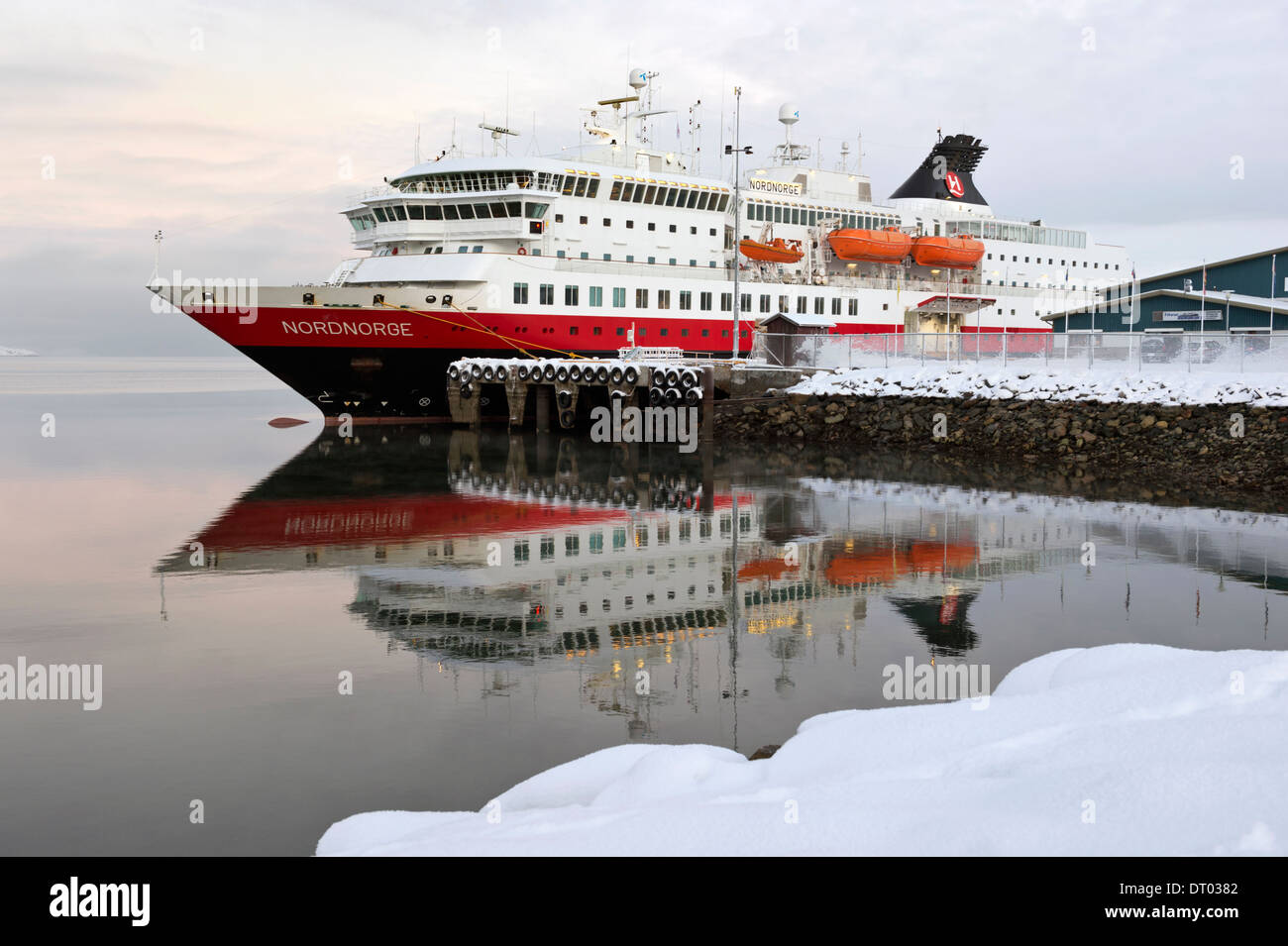 Hurtigruten Kreuzfahrt Schiff, die MS Nordnorge vertäut im Hafen von Kirkenes Finnmark, Nord-Norwegen Stockfoto