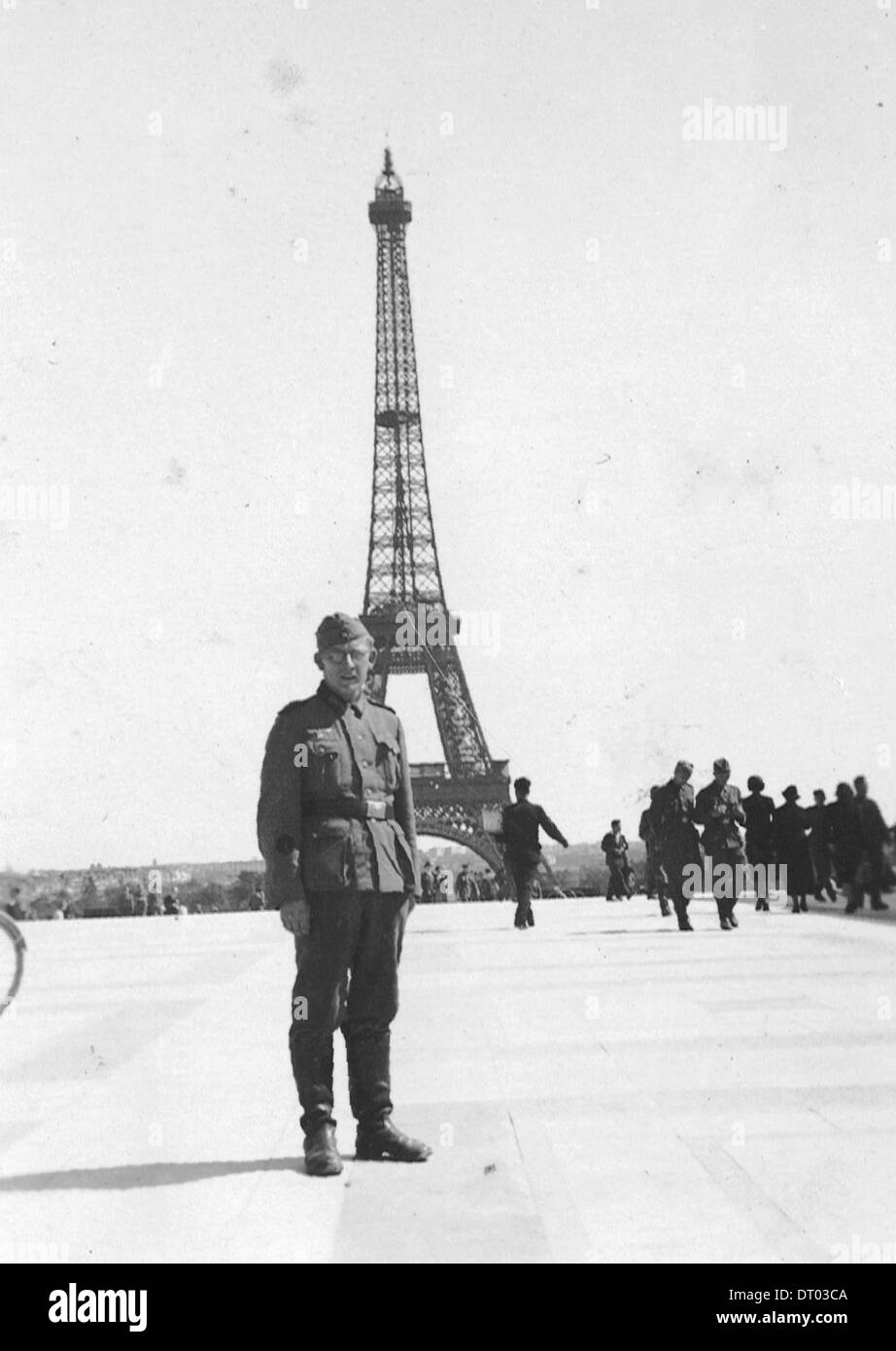 Deutsche Soldaten vor dem Eiffelturm in Paris Stockfoto