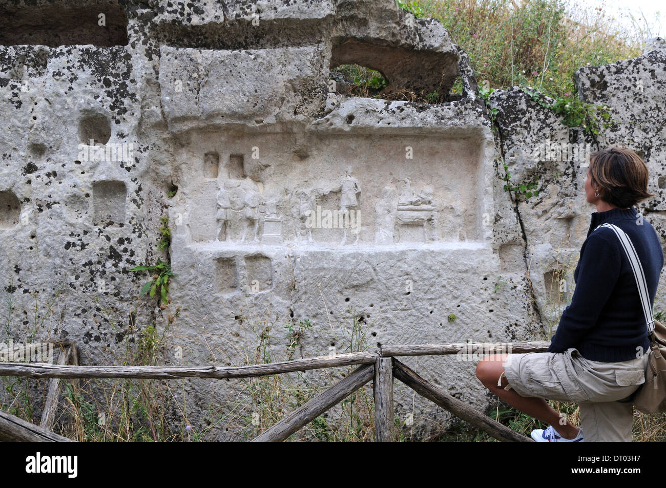 Bas-Relief in die archäologische Stätte von akrai in der Nähe von Palazzolo Acreide, Sizilien Stockfoto
