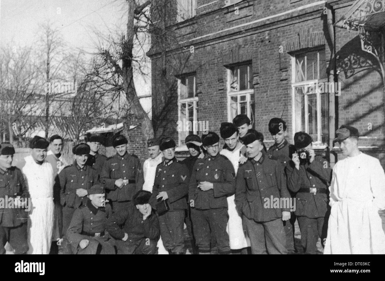 Deutsche Soldaten vor dem Lazarett in der Ukraine Stockfoto