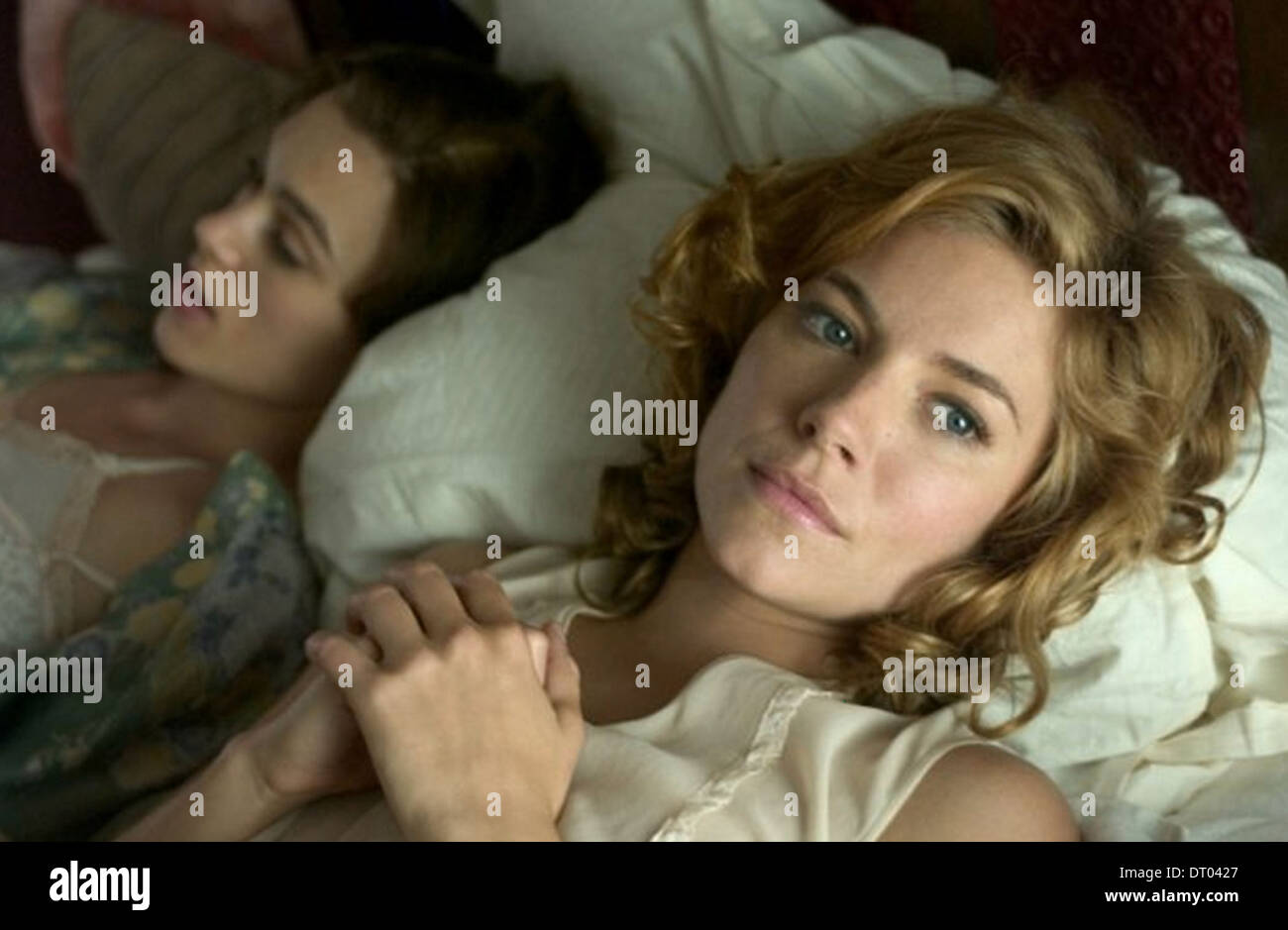 DER Rand der Liebe 2008 BBC Filme/Capital Films Produktion mit Sienna Miller (rechts) und Keira Knightley Stockfoto