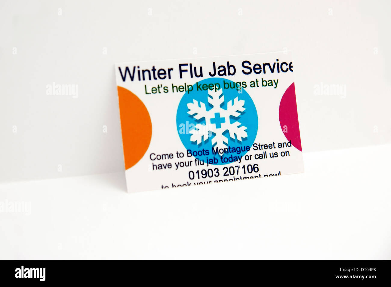 Stiefel die Chemiker Winter Grippe Jab Service Informationskarte in der Apotheke empfehlen, einen Termin zu buchen Stockfoto