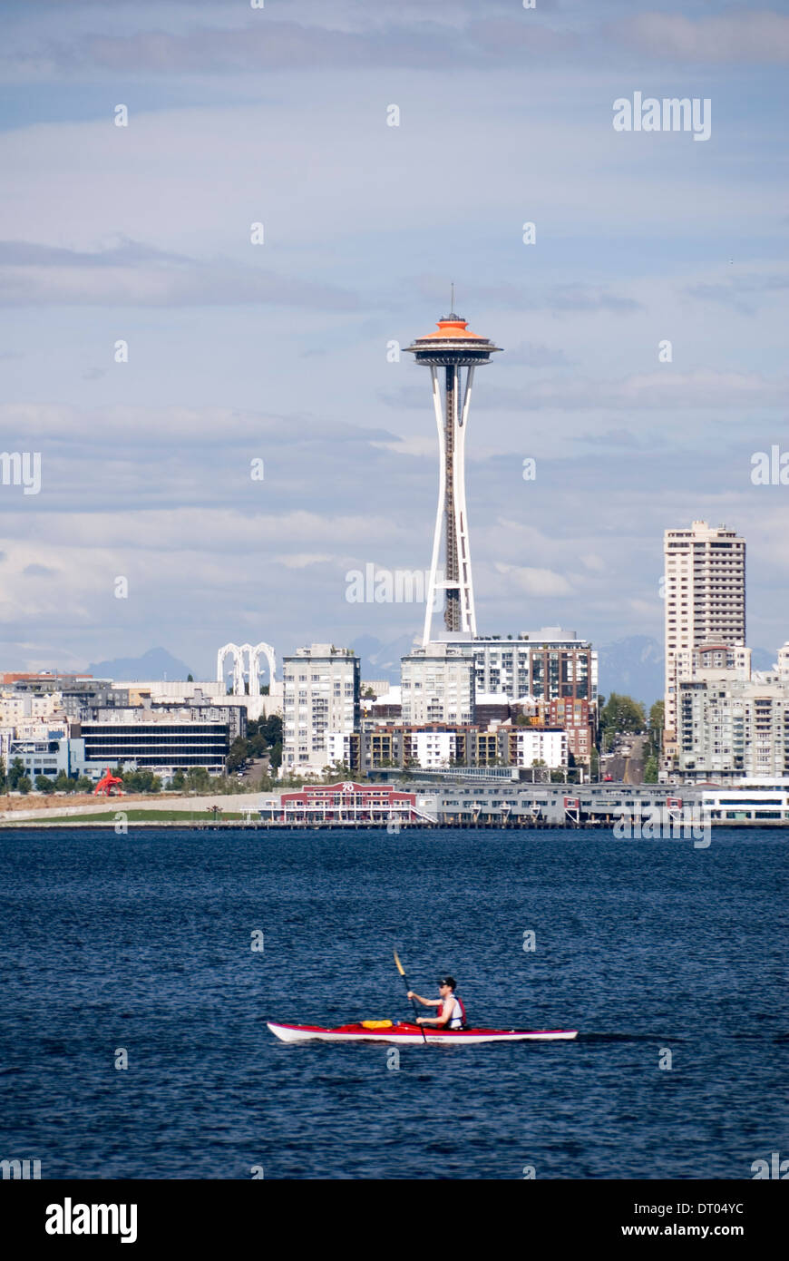Kajak fahren über Elliott Bay vor der Seattle Space Needle, Blick vom Alki, West Seattle, USA Stockfoto