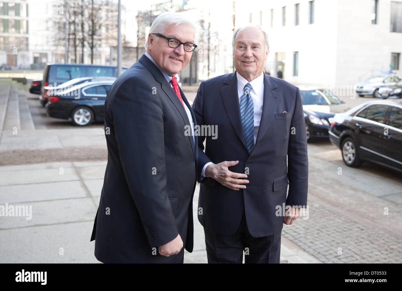 Berlin, Deutschland. 5. Februar 2014. Bundesminister für auswärtige Angelegenheiten Frank-Walter Steinmeier (SPD, L) trifft auf geistigen Führer Karim Aga Khan IV. beim Eidgenössischen Auswärtige Amt in Berlin, Deutschland, 5. Februar 2014. Foto: Jörg CARSTENSEN/Dpa/Alamy Live News Stockfoto