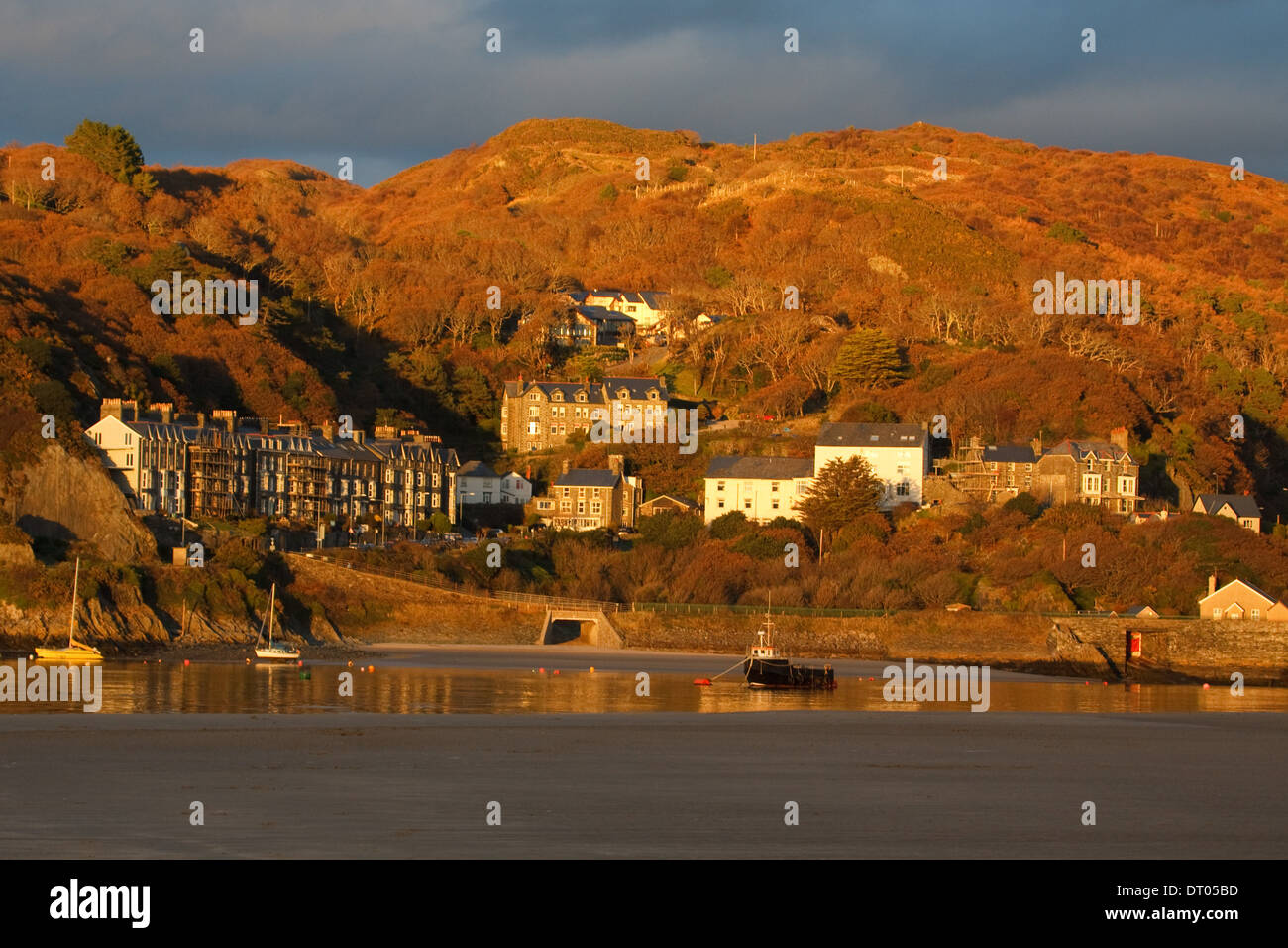 Goldener Abendlicht auf die Stadt Barmouth (Abermawr) an der walisischen Küste an der Mündung des Mawddach Mündung, Wales Stockfoto Goldener Abendlicht auf die Stadt Barmouth (Abermawr) an der walisischen Küste an der Mündung des Mawddach Mündung, Wales Stockfoto