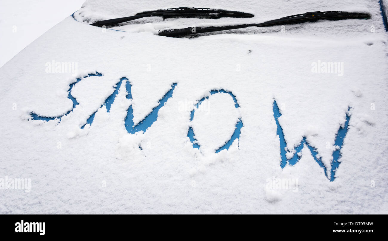 HERTFORD, Großbritannien - 19. Januar 2013: Das Wort "Schnee" im Schnee auf der Motorhaube/Motorhaube eines blauen farbigen Autos geschrieben. Stockfoto