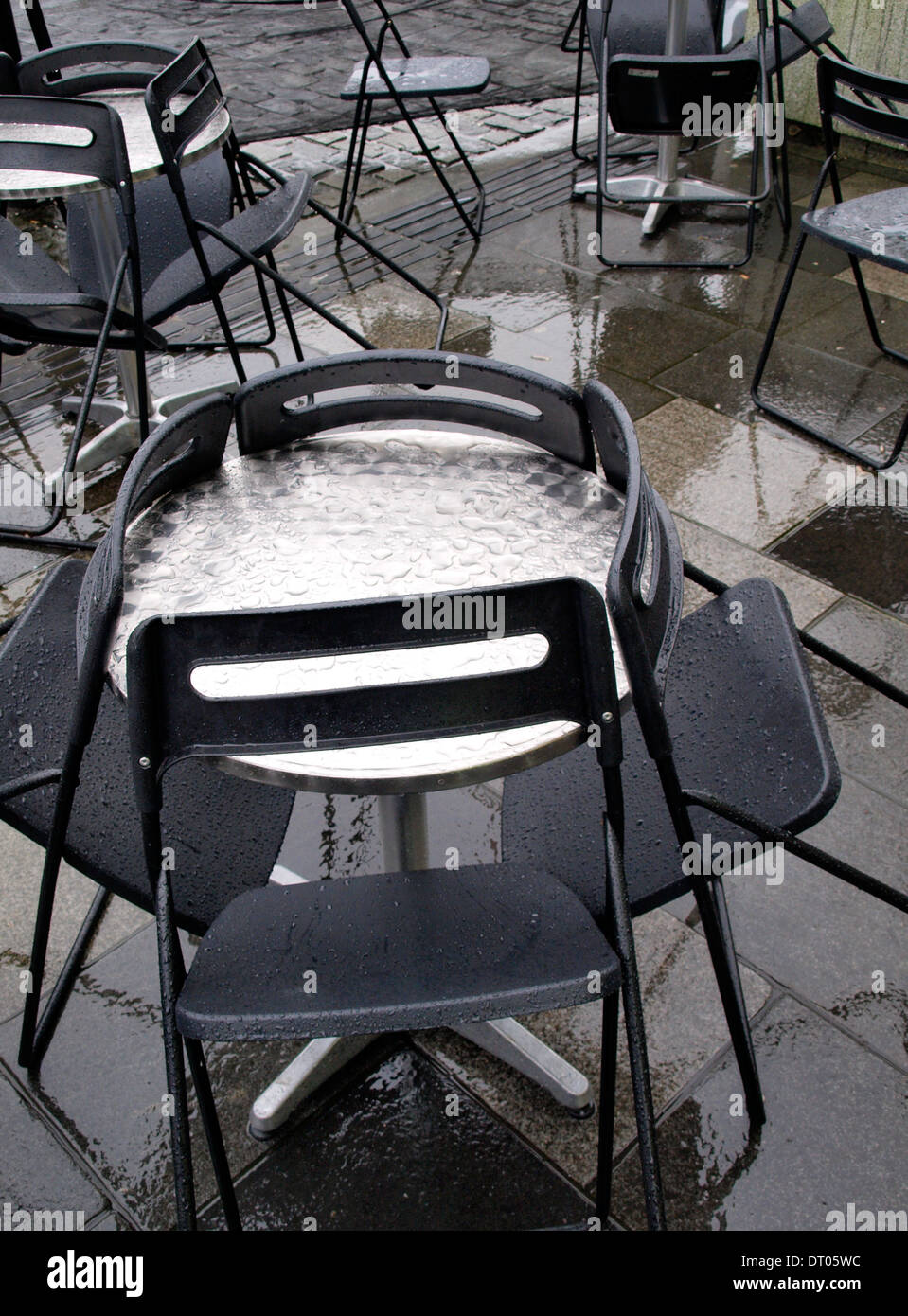 Café außerhalb Tisch und Stühle im Regen, UK Stockfoto