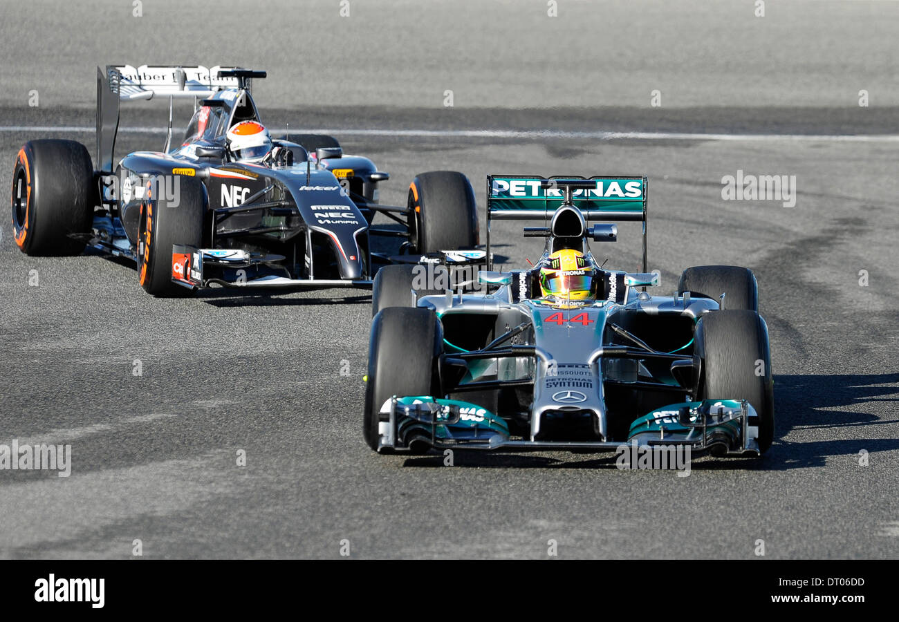 Lewis Hamilton (GBR), MP4-29 und Adrian Sutil (GER), Sauber C33 bei Formel 1 Tests in Jerez, Spanien Feb.2014 Stockfoto