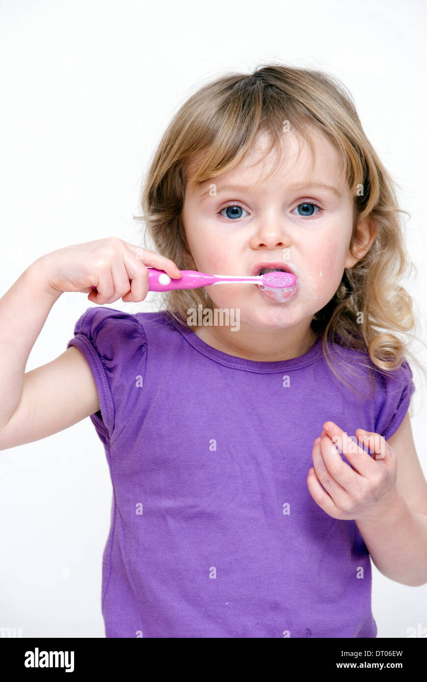Niedliche kleine Mädchen ihre Zähneputzen, isoliert auf weiss Stockfoto