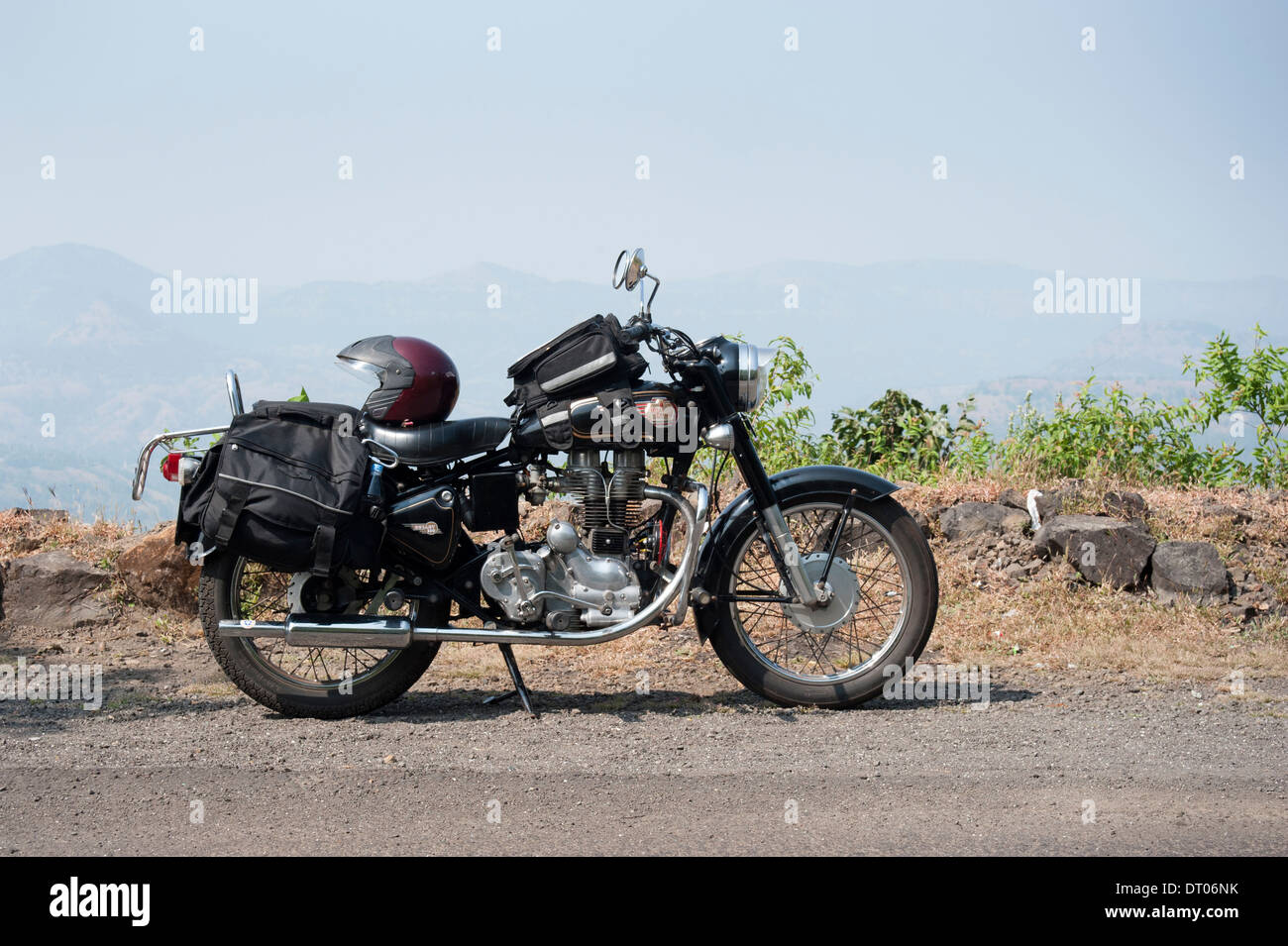 Royal Enfield Motorrad an der Bergstrasse nach Mahabaleshwar, Indien in der Nähe von Mumbai. Tour durch Indien auf Motorrädern. Stockfoto