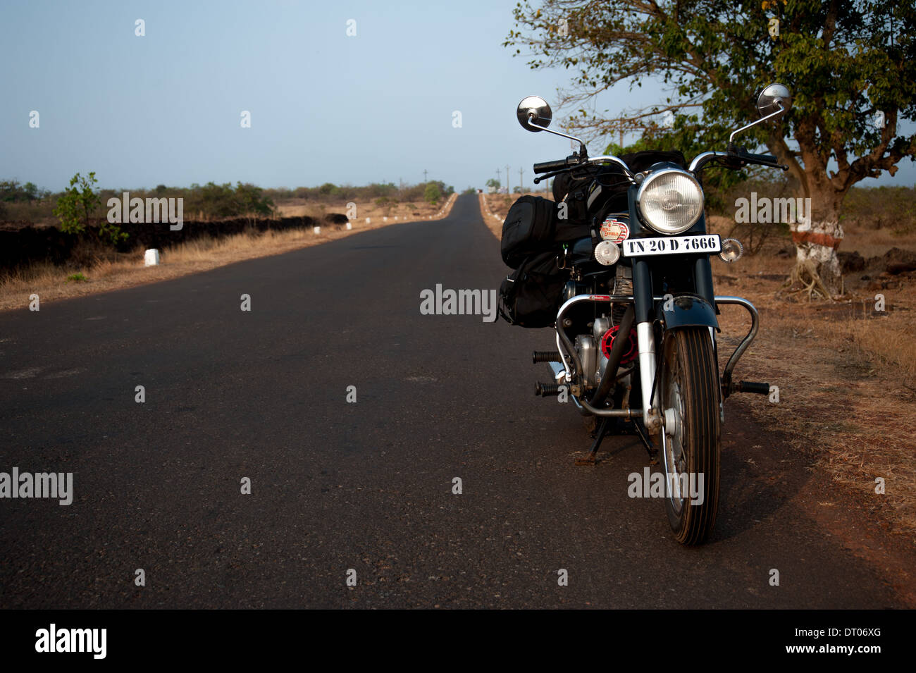 Motorrad-Reisen in Indien auf dem Weg von Ganpati Pule, Maharashtra zurück nach Bombay. Stockfoto
