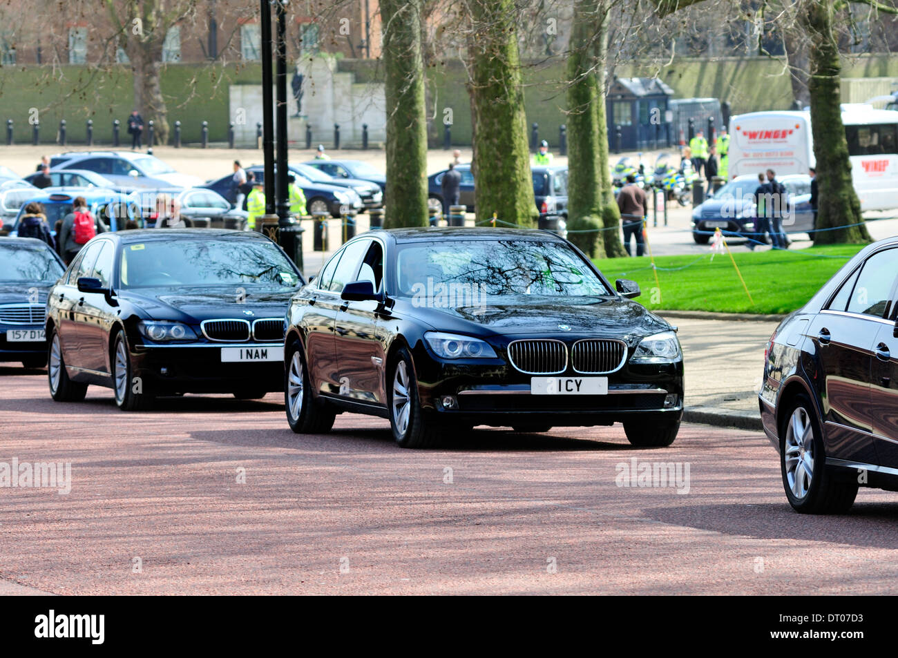 London, England, Vereinigtes Königreich. Ausländische Botschafter Autos zum Buckingham Palace Stockfoto