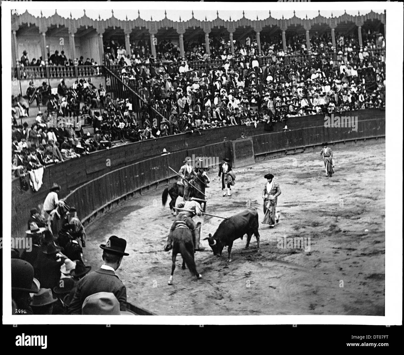 Ein Stierkampf in Mexiko-Stadt um 1905, der ein traditionelles mexikanisches Kulturereignis mit einem Matador und einem Stier im Ring darstellt. Stockfoto