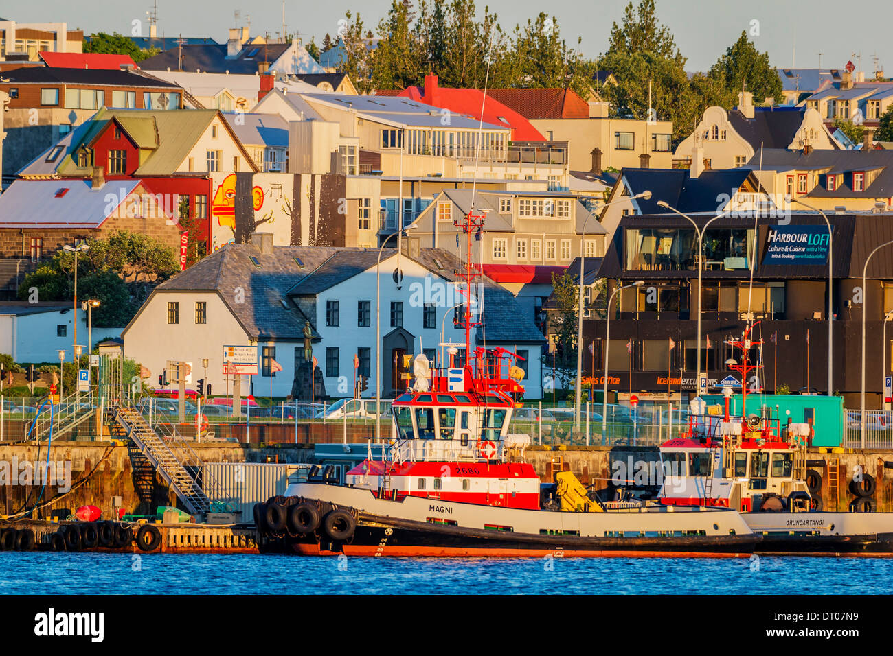 Fischkutter mit Gebäuden im Hintergrund, Reykjavik Island. Stockfoto