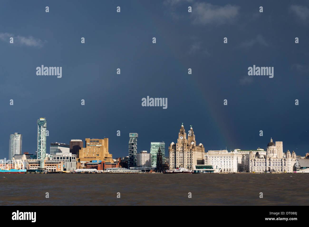 Flut und Liverpool Waterfront Pierhead mit dramatischen Himmel und Regenbogen. Stockfoto