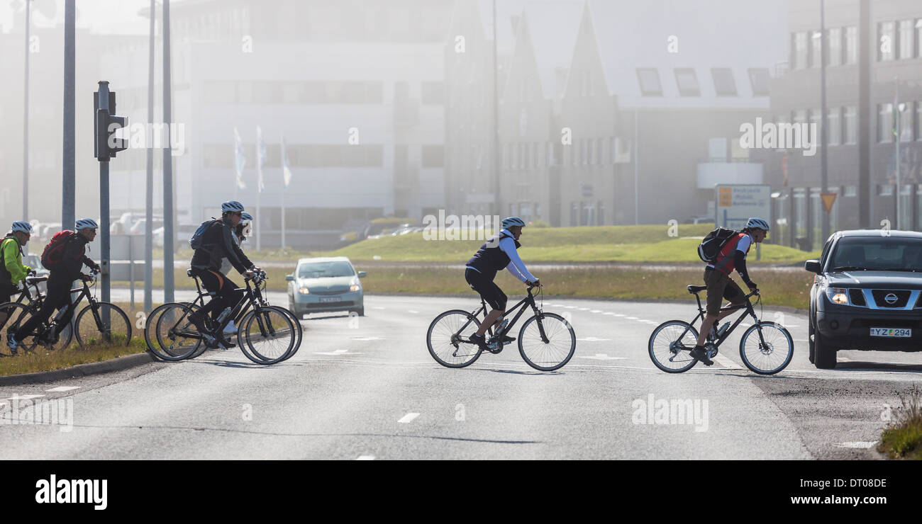 Radfahren Reiten an einem nebeligen Tag in Reykjavik, Island. Stockfoto