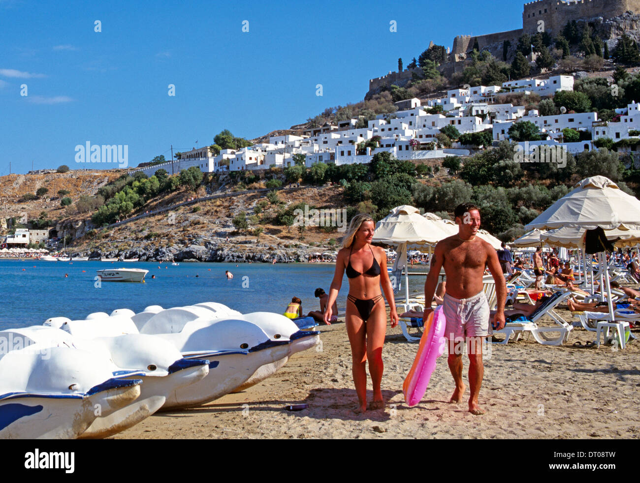 Junges Paar am Strand Lindos Rhodos griechische Inseln Griechenland Stockfoto