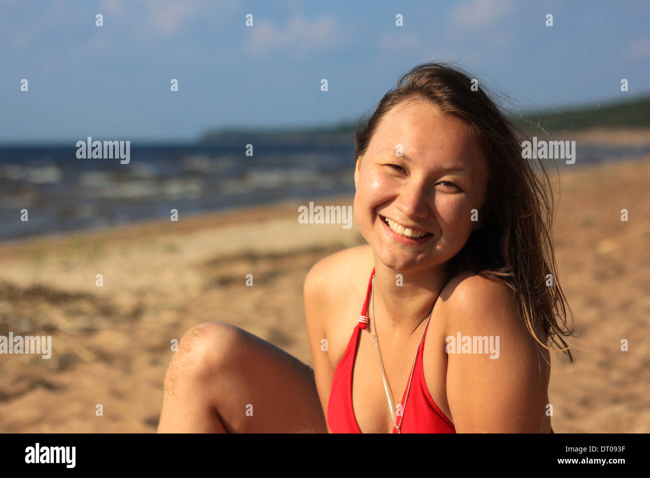 Spaß beim Meer Gesicht junge Strand Frau asiatischen glücklich Sonnen gebräunte Bikini Sommer lächelnd fröhlich Brünette Porträt Stockfoto