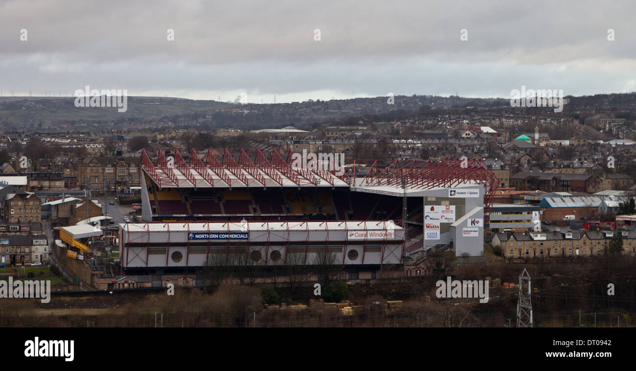 Bradford City Football Ground, Valley Parade, ein Blick aus einem fernen Hügel Stockfoto