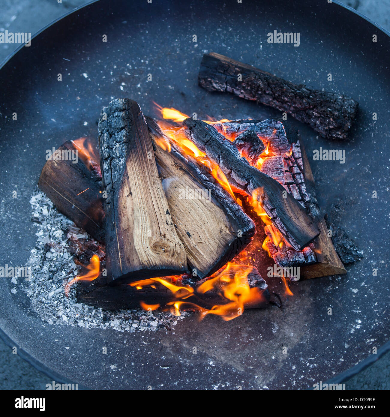 Brennholz brennt Stockfoto