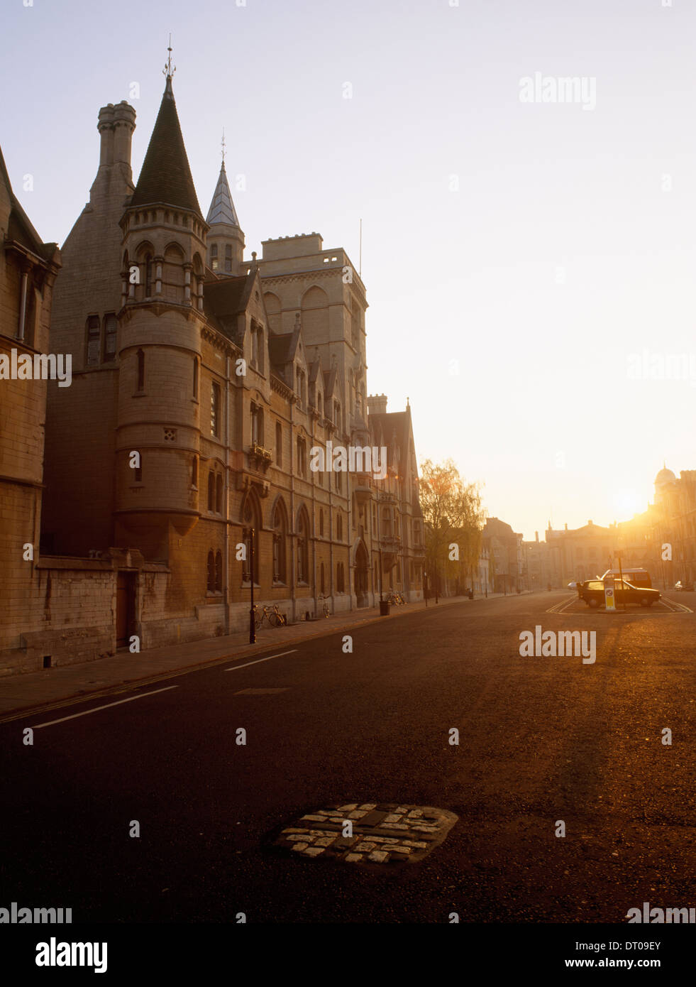 Kopfsteinpflaster überqueren außerhalb Hauptfassade des Balliol College, Oxford, wo protestantischen Bischöfe wurden auf dem Scheiterhaufen verbrannt durch Mary ich in 1555/6, Marken-Website. Stockfoto