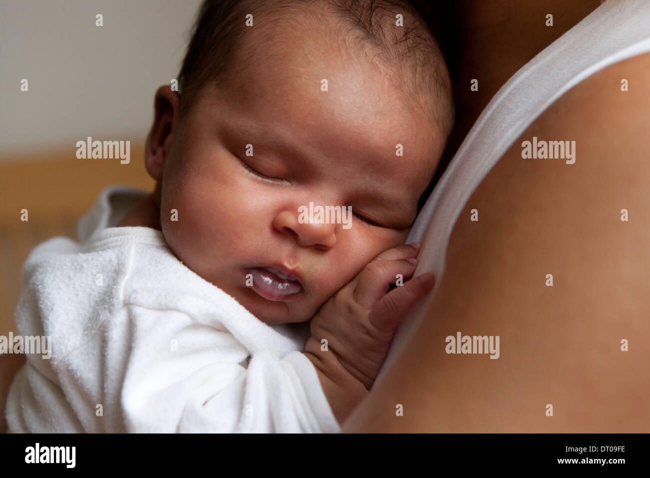 Neugeborenes Baby in armen Mütter sickert Stockfoto