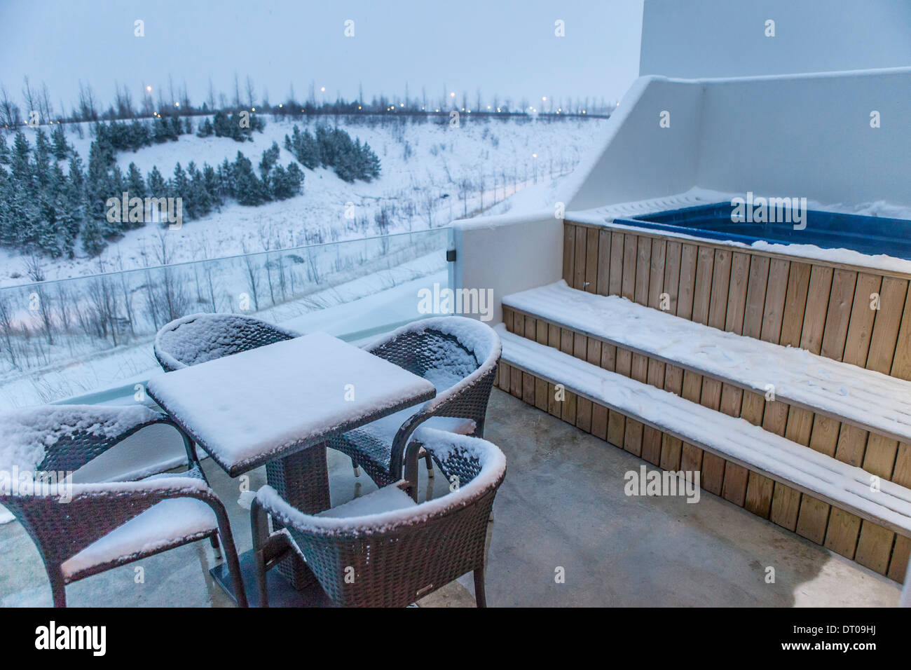 Schneebedeckte Gartenmöbel, Akureyri, Island. Stockfoto