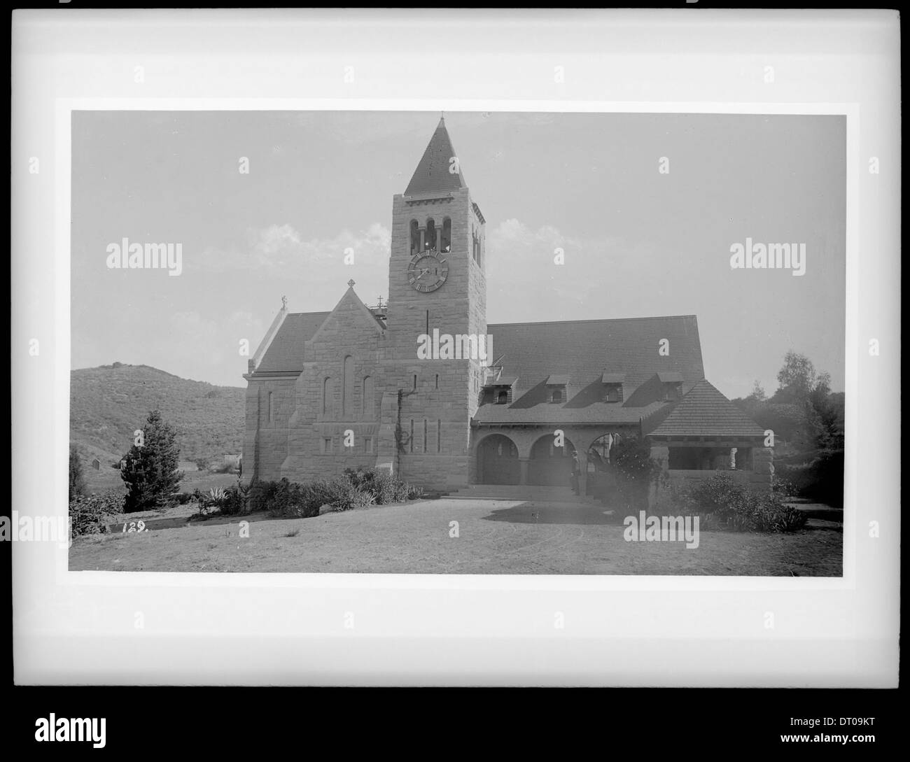 Ein historisches Foto der Church of the Angels in Los Angeles, aufgenommen 1903, das die Architektur und Umgebung zeigt. Stockfoto