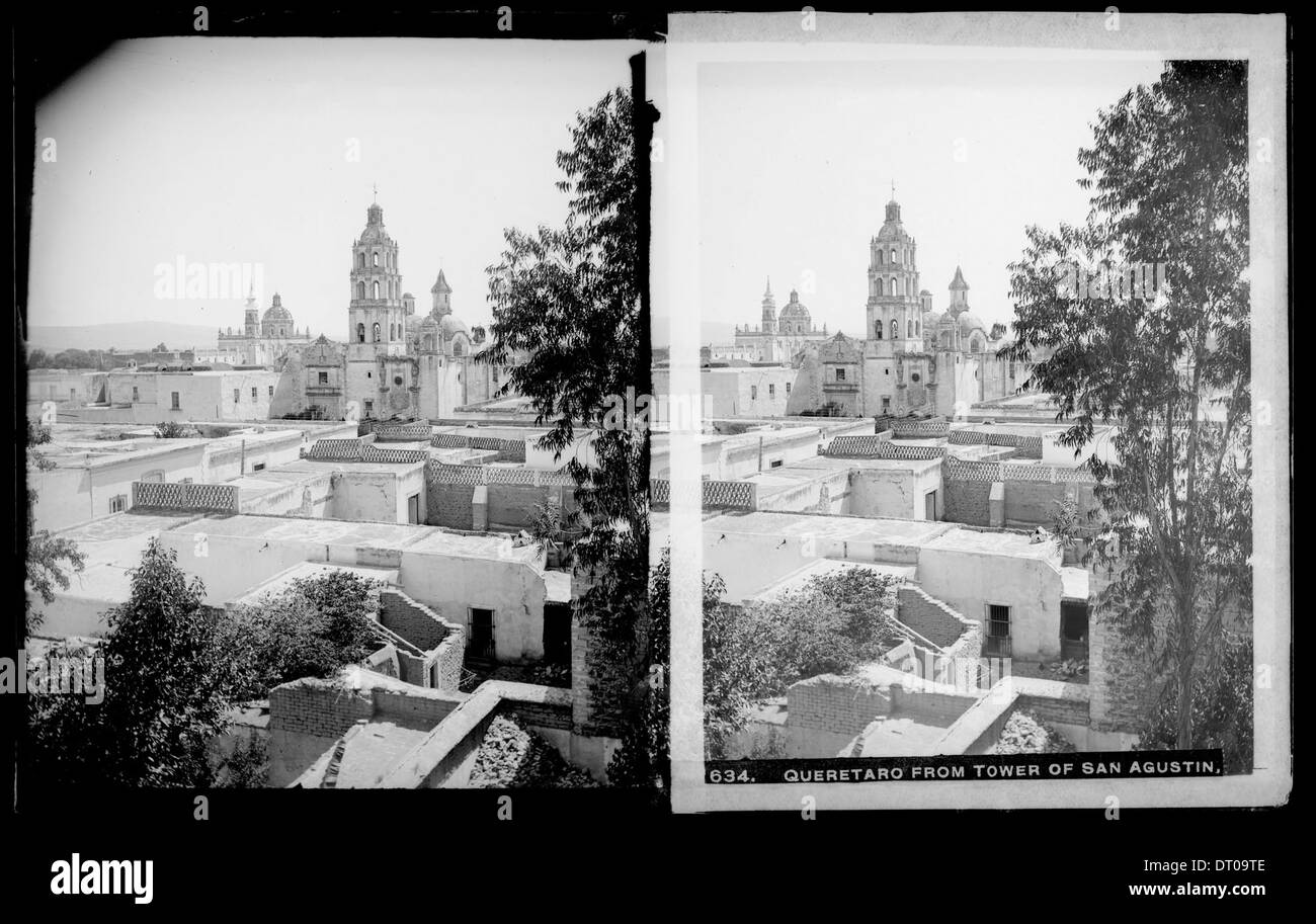 Ein Foto, das einen Blick auf die Stadt vom Turm von San Agustin in Queretario, Mexiko, zwischen 1905 und 1910 zeigt und einen Panoramablick auf die städtische Landschaft bietet. Stockfoto